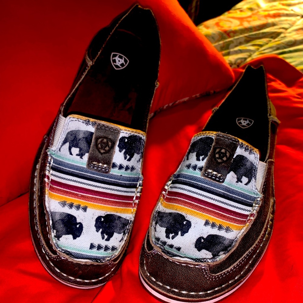Women’s size 9 Ariat cruisers